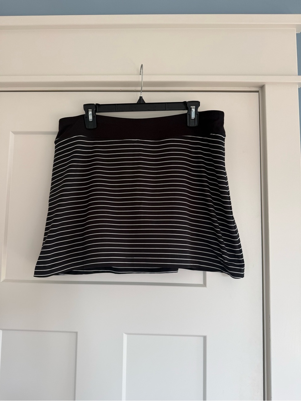 Athleta Black and White Striped A-
Line Active Skort / Mini Skirt L